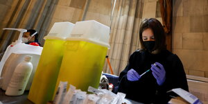 Eine Frau bereitet im Stephansdom eine Impfung vor