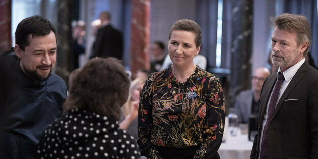 Die dänische Premierministerin Mette Frederiksen in einer Gesprächsrunde