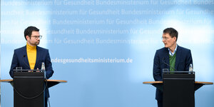 Karl Lauterbach (r, SPD), Bundesminister für Gesundheit, und Marco Buschmann (FDP), Bundesminister der Justiz, äußern sich bei einer Pressekonferenz