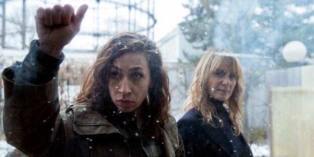 Die beiden Tatort-Ermittlerinnnen Isabelle Grandjean (Anna Pieri Zuercher) und Tessa Ott (Carol Schuler) stehen vor einer Fensterscheibe