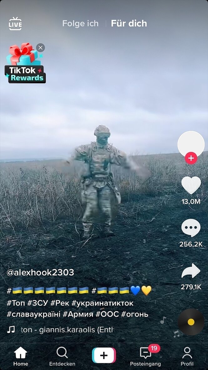 Screenshot eines Postings bei TikTok, Mann in Uniform tanzt