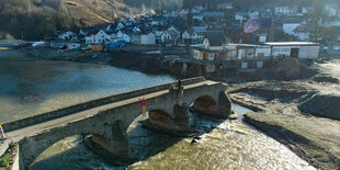 Die Ruine der historischen Bogenbrücke über die Ahr in Rech