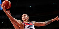 Schönen Dunk auch! Brittney Griner im Trikot des US-Basketball-Nationalteams.