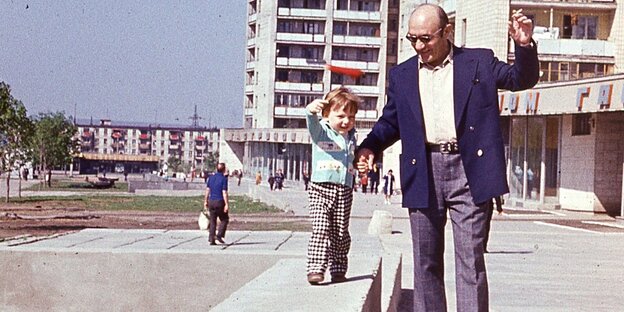 Yuriy Gurzhy 1979 mit seinem Großvater in Charkiw