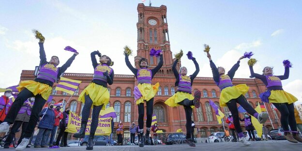 Cheerleader tanzen bei einer Protestkundgebung von «Deutsche Wohnen und Co. enteignen» vor dem Roten Rathaus Berlin