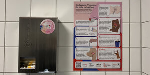 Ein Spender mit Tampons und Binden in einer Damentoilette in Lichtenberg