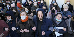 Eine Gruppe Menschen, eingehakt zum Protest