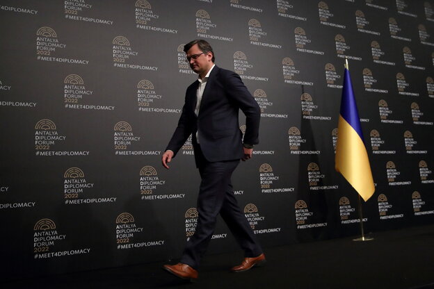 Kuleba geht weg, hinter ihm steht eine Ukraine-Flagge Kuleba geht weg, hinter ihm steht eine Ukraine-Flagge