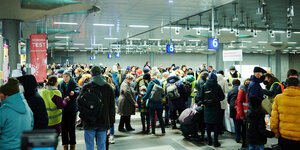 Menschen im Berliner Hauptbahnhof