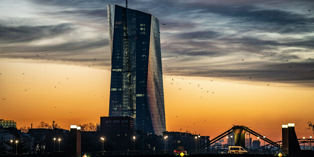 Im Licht des heranbrechenden Tages steht die Zentrale der Europäischen Zentralbank (EZB) im Frankfurter Osten