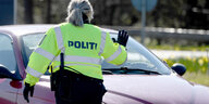 Dänische Polizistin zieht ein Auto aus dem Verkehr