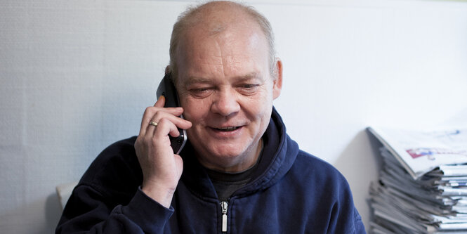 Manfred Frenz spricht am Telefon