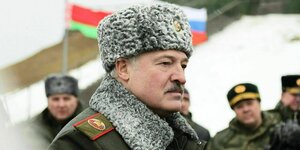Ein Porträtbild von Alexander Lukaschenko mit Winternütze