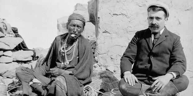 Der Kunsthistoriker Aby Warburg und ein unbekannter Navajo-Mann