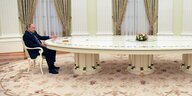 Putin sitzt an einem sehr, sehr langen Tisch