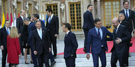 Die EU-Regierungschefs laufen in einem Saal umher