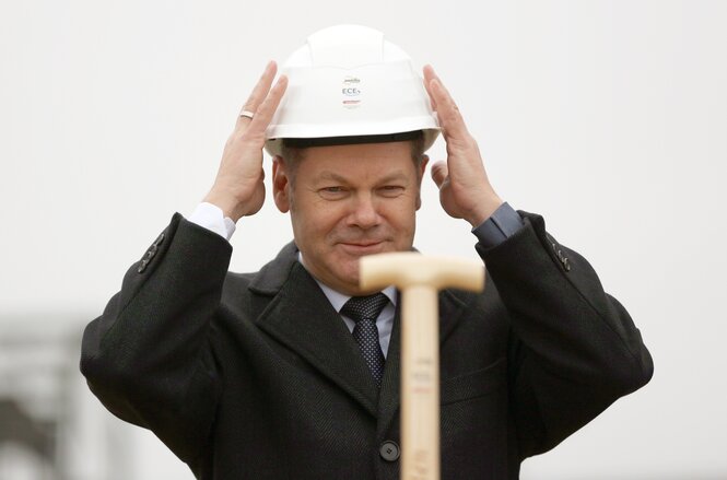 Olaf Scholz mit Helm auf