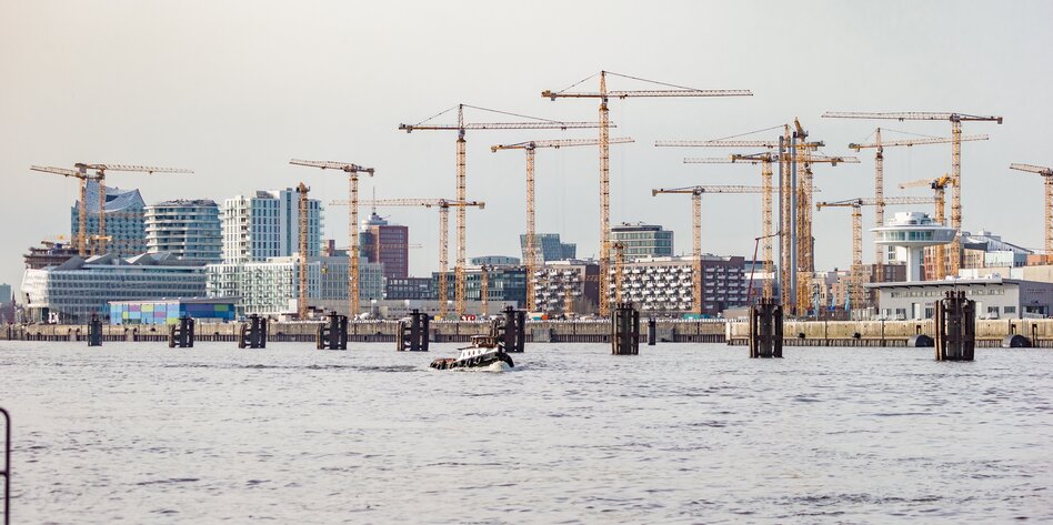 Die Kräne der Baustelle des Westfield Hamburg-Überseequartiers bestimmen die Skyline der Hafencity in Hamburg