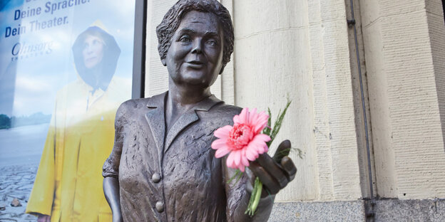 Eine Statue von Heidi Kabel auf dem nach ihr benannten Platz