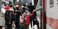 Am Berliner Hauptbahnhof kommt ein Zug aus Warschau mit Flüchtlingen aus der Ukraine an