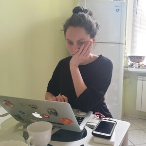 Eine Frau vor einem aufgeklappten Laptop: Darya Bassel Eine Frau vor einem aufgeklappten Laptop: Darya Bassel