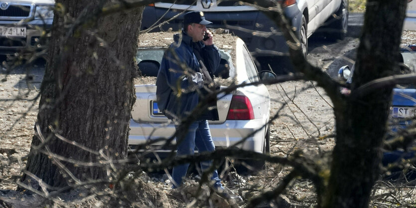 Polizeibeamter telefoniert an der Absturzstelle in Zagrep