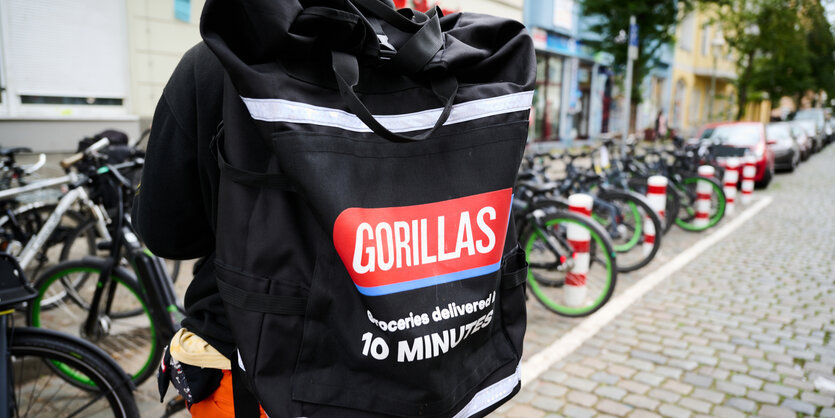 Gorillasfahrer an Fahrradständer