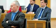 Josef Dörr sitzt mit verschränkten Armen im Saarländischen Landtag