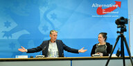 Björn Höcke gestikuliert mit seinen Händen während einer Pressekonferenz