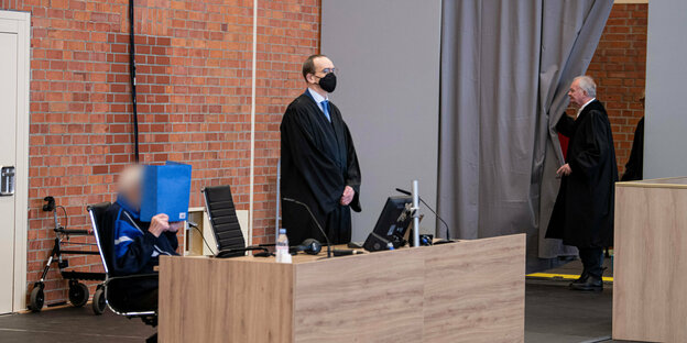 Ein Mann sitzt auf der Anklagebank im Gerichtssaal