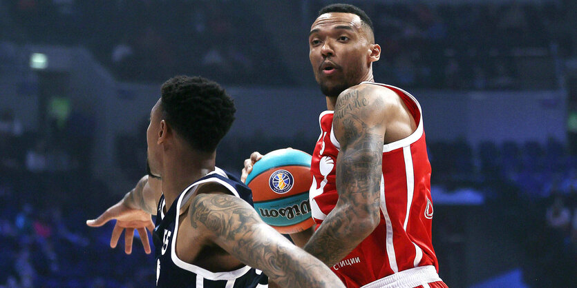 Basketballspieler Joel Bolomboy mit Ball in der Hand