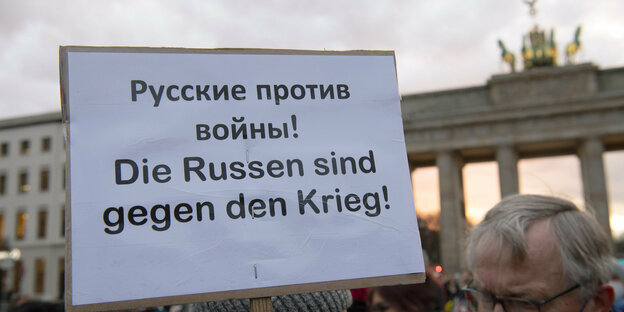 Ein Schild auf der Demo am Brandenburger Tor mit der Aufschrift "Russen gegen den Krieg"