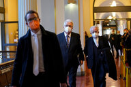 Harald Rösler zwischen seinen Anwälten Leon Kruse und Johann Schwenn auf dem Gerichtsflur