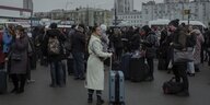 Auf dem Überland-Busbahnhof in Kiew warten viele Leute mit Koffern