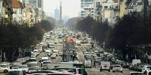 Dichter Autoverkehr in Berlin, mehrspurige Straße, im HIntergrund die Siegessäule