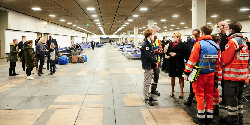 blick in eine Halle mit Feldbetten