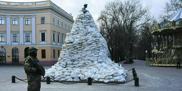 Ein ukrainischer Soldat steht neben dem Denkmal des Herzogs von Richelieu, das zum Schutz vor möglichen Schäden mit Sandsäcken abgedeckt wurde