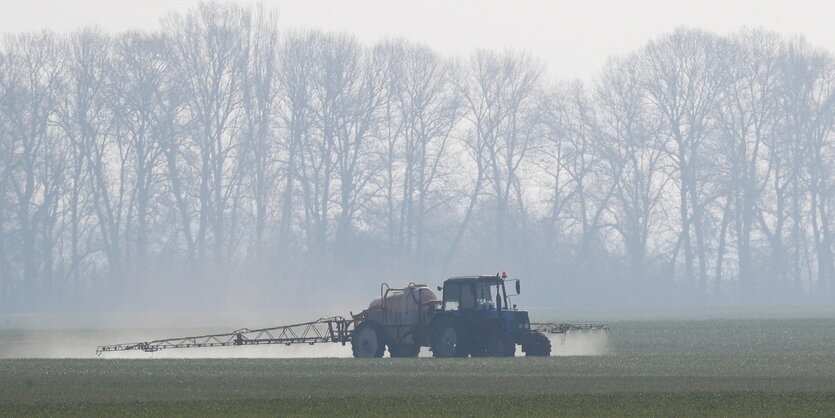 Traktor, der Düngemittel auf einem Feld ausbringt