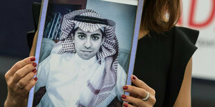 Die Frau des inhaftierten saudi-arabischen Bloggers Raif Badawi, Ensaf Haidar, zeigt im EU-Parlament in Straßburg ein Bild ihres Mannes.