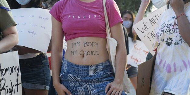 Eine Frau trägt im Rahmen eines Protetst vor dem texanischen Kapitol, die Aufschrift "My Body, My Choice" (Mein Körper, Meine Wahl) auf dem Bauch