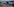 Bilder einer Zerstörten Brücke, datunter laufen Menschen