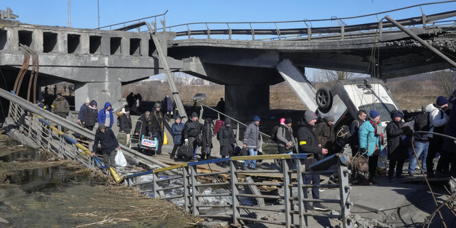 Bilder einer Zerstörten Brücke, datunter laufen Menschen