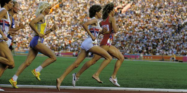 Fünf Sportlerinnen im Sprint auf einer Rennbahn