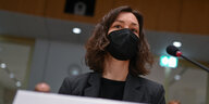Anne Spiegel trägt eine schwarze FFP2-Maske und schaut ernst