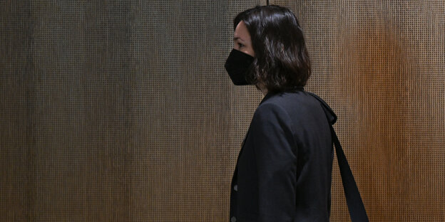 Anne Spiegel trägt eine schwarze Umhängetasche Anne Spiegel trägt eine schwarze Umhängetasche
