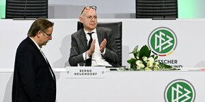 Auf dem Podium sitzt DFB-Chef Bernd Neuendorf, Rainer Koch läuft an ihm vorbei