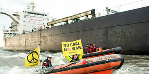 Aktivisten von Greenpeace fahren auf der Elbe zwischen Wedel (Schleswig-Holstein) und Hamburg mit einem Schlauchboot, um den Kohlefrachter "Grand T", der mit russischer Kohle beladen auf dem Weg in den Hamburger Hafen ist, mit dem Schriftzug "No coal no w