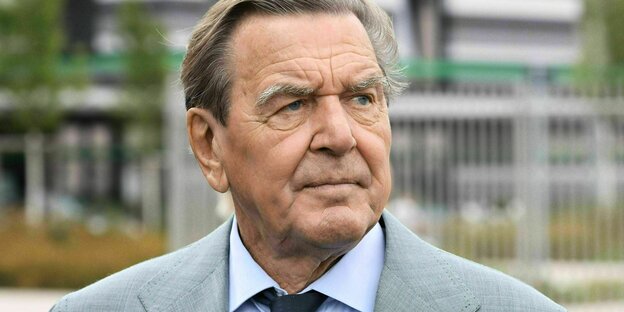 Gerhard Schröder blickt ernst zur Seite