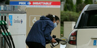 Frau füllt Benzin in ihren Autotank