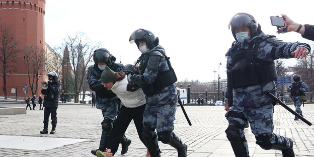 Demonstrant wird von russischen Polizisten abgeführt